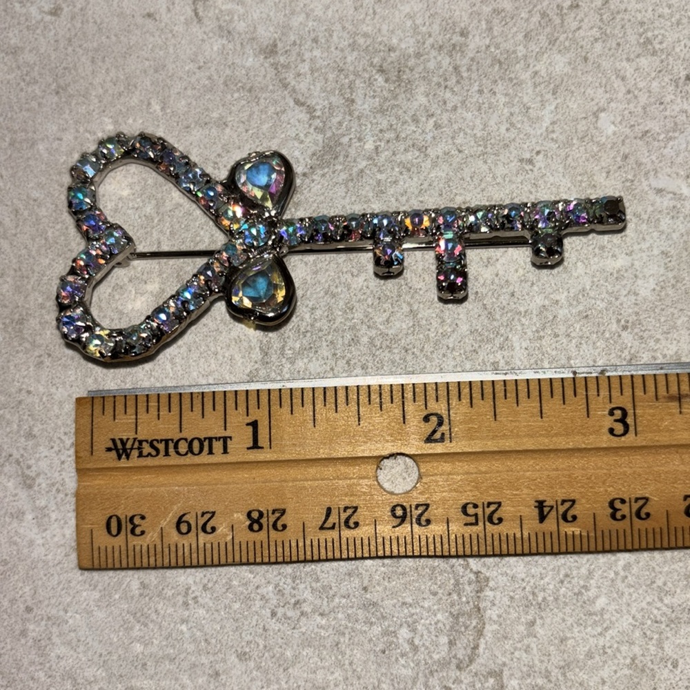 Dorothy Bauer Rhinestone Pin - Key Brooch - Picture 2 of 4